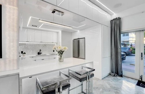South Beach House | Versace Mansion Neighbor (Floor 1) Sleeps 9