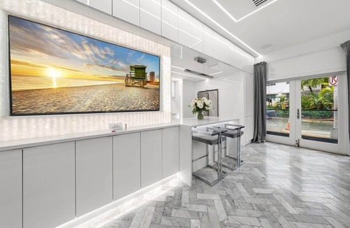 South Beach House | Versace Mansion Neighbor (Floor 1) Sleeps 9