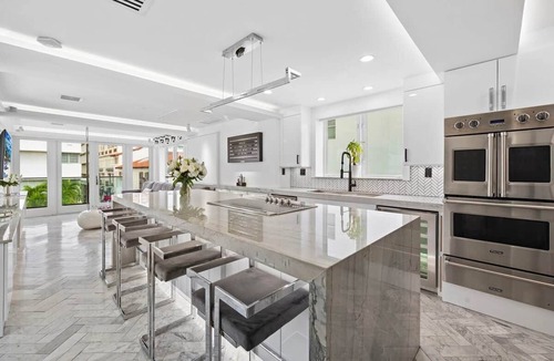 South Beach House | Versace Mansion Neighbor (Floors 2 & 3) Sleeps 12