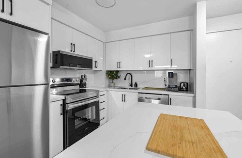 Downtown Mississauga Apartment | Vibrant Condo, Workspace, Free Parking & Balcony