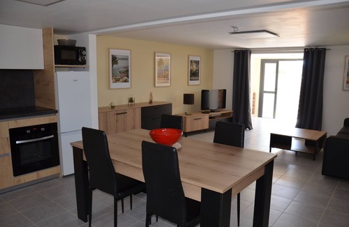 Pourrieres Villa | View Sainte Victoire, large new apartment with swimming pool near Aix-en-Provence
