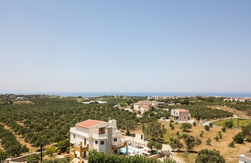 Stavromenos Villa | Villa 4 Seasons, Pool And Garden, Close To The Sea, up to 12 guests!