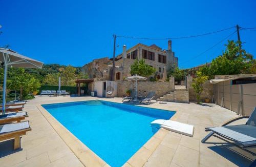 Maroulas Villa | Villa Candice Historic Venetian Retreat by Rentado