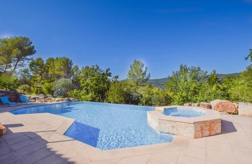 Draguignan Villa | Villa Colombes, large, secluded property with infinity pool and gated gardens