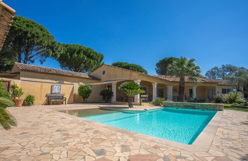 Les Brugassieres Villa | Villa 'D'Amour - Golfe De St Tropez' with Mountain View, Wi-Fi and Air Conditioning