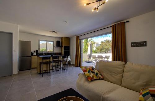 Suze-la-Rousse Villa | Villa de plain-pied au centre du village avec piscine privée