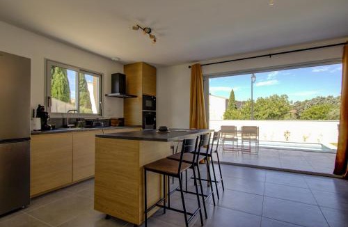 Suze-la-Rousse Villa | Villa de plain-pied au centre du village avec piscine privée