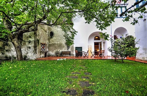 Calvanico Villa | Villa delle Signorine: An elegant and welcoming three-story villa situated in a quiet location, surrounded by a wonderful garden, with Free WI-FI.