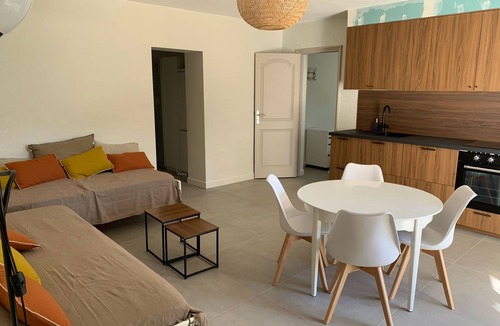 Rayol-Canadel-sur-Mer Apartment | Villa in garden level 6/8 pers on swimming pool 5 mn walk from the beach, in a quiet area