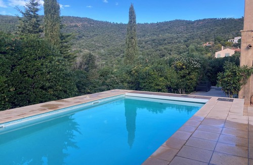 Rayol-Canadel-sur-Mer Apartment | Villa in garden level 6/8 pers on swimming pool 5 mn walk from the beach, in a quiet area