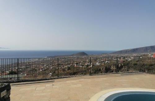 Candelaria Villa | VILLA “LA FLORIDA” - WONDERFUL VIEWS - POOL – WIFI