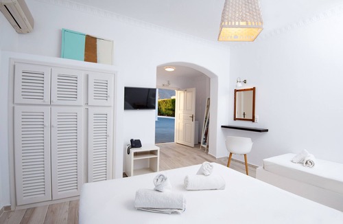 Perivolos Bed & Breakfast | Villa Markezinis