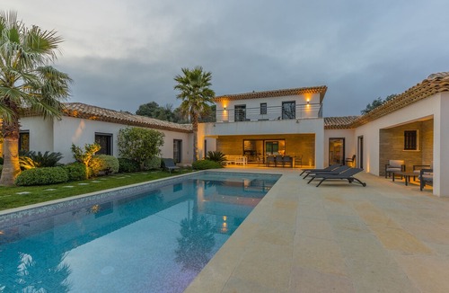 Les Brugassieres Villa | Villa Romaine - Nestled in lush greenery in Le Plan-de-la-Tour