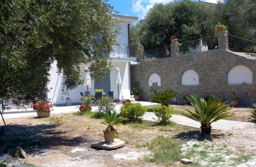 Perdifumo House | Villa 'Tra Uliveti E Mare' with Private Garden, Wi-Fi and Air Conditioning