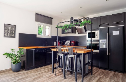 Meounes-les-Montrieux Villa | Villa with Private Pool, Wi-Fi and Air Conditioning