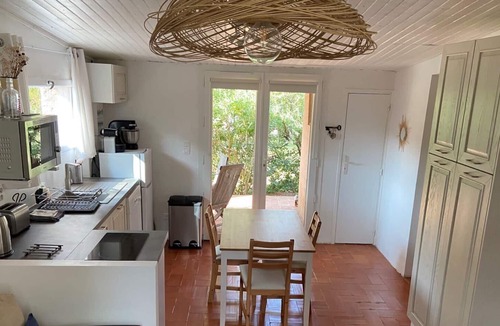 Beaurecueil Apartment | Villa with pool and beach volleyball court