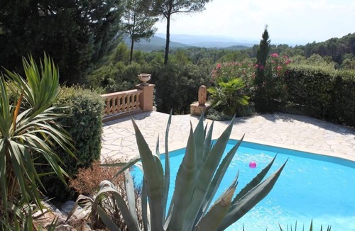 Lorgues Villa | villa (with tower of stones and swimmingpool) - privatly owned ground of 6 ha - beautiful view - 5 rooms - 8 persons