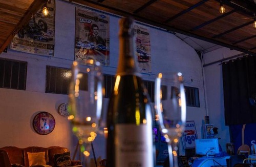 Saint-Agnan House | Vintage Loft Garage Dormez dans un Garage Automobile d'Exception Proche Le PAL