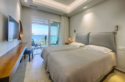 Agios Georgios Pagon Apartment | Vistonia Studio 9 - right on the beach with sea views