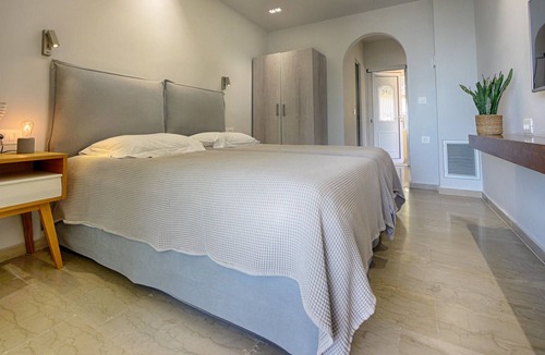 Agios Georgios Pagon Apartment | Vistonia Studio 5 - right on the beach with sea views