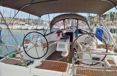 Saint-Mandrier-sur-Mer Boat Rental | Voilier à quai Location insolite