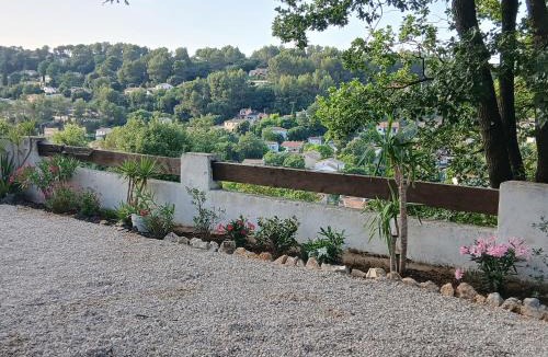Peypin Apartment | Vue magnifique, jardin et petit cocon en provence