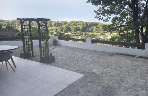 Peypin Apartment | Vue magnifique, jardin et petit cocon en provence