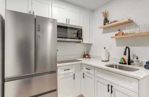 Lakeland Apartment | WFH Friendly! Stylish Lakeland Studio