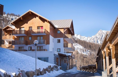 Puy-Saint-Vincent Apartment | Wifi, 2nd floor, swimming pool, balcony, parking, tv, ski locker, 35m², Puy-Saint-Vincent