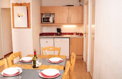 Puy-Saint-Vincent Apartment | Wifi, 2nd floor, swimming pool, balcony, fireplace or stove, parking, tv, ski locker, 39m²