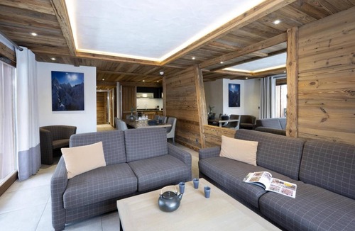 Chamonix City Centre Apartment | Wifi, 50m from shops, fitness, swimming pool, sauna, hammam, balcony, ski locker, 78m², Chamonix