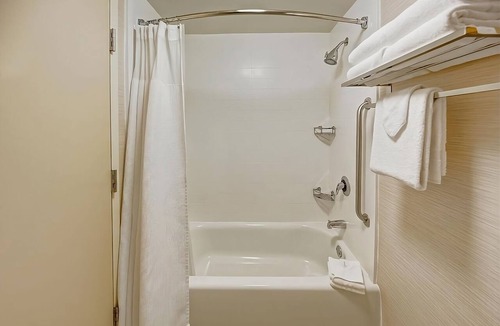 Florida Center Hotel | Your Orlando Adventure Starts Here! 2 Spacious Units, Swimming Pool + Breakfast!