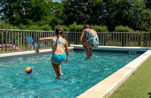 Chassenard Cabin | ZEcamping piscine chauffée pet friendly locatif BBQ clim 25m2 5 pers