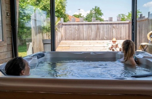 Chassenard Cabin | ZEcamping piscine chauffée dog friendly sauna cabane BBQ clim 19m2