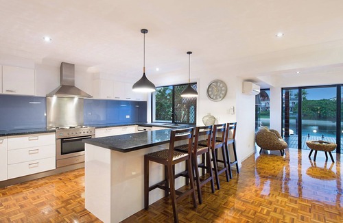 Broadbeach Waters House | Zen (With Car Parking)