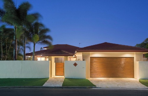 Broadbeach Waters House | Zen (With Car Parking)