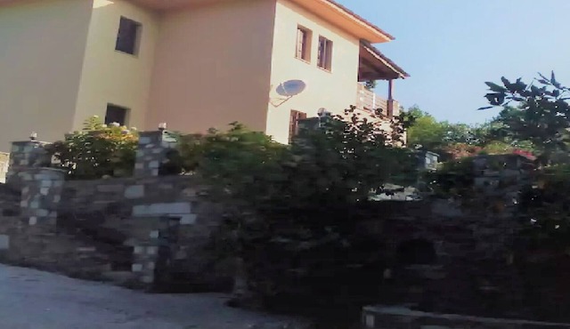 ΟΙΚΟΓΕΝΕΙΑΚΟ ΔΙΑΜΕΡΙΣΜΑ ΜΕΣΑ ΣΤΟ ΔΑΣΟΣ ΚΑΙ ΔΙΠΛΑ ΣΕ ΚΑΤΑΠΛΗΚΤΙΚΕΣ ΠΑΡΑΛΙΕΣ