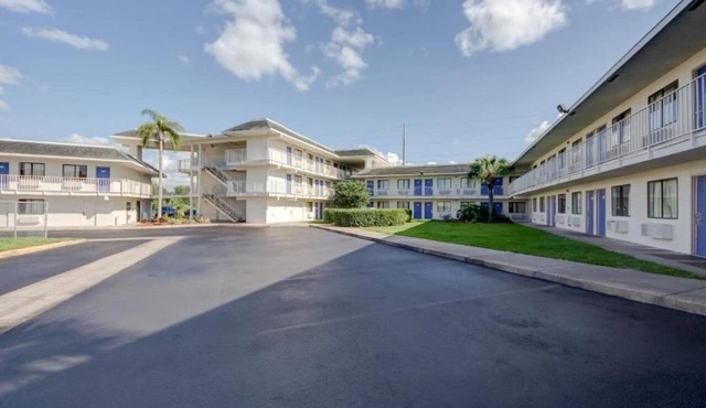 1 Queen Bed | ADA/Tub