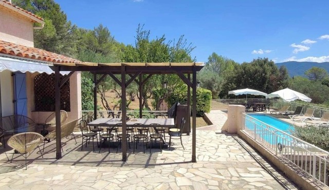 10-person villa with swimming pool in the heart of nature