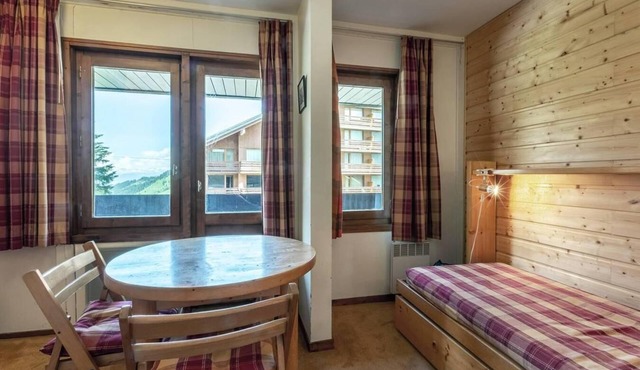 100m from resort center, 2nd floor, view mountain, balcony, tv, ski locker, 19m², Méribel-Mottaret