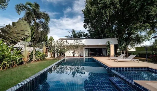 1800 sqm Manor 5 Bedroom Private Saltwater Pooln