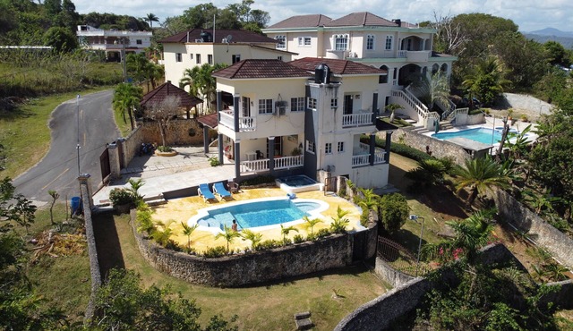 2 BDR 3 Beds Villa w/Pool and Jacuzzi - 2 minutes from the beach!