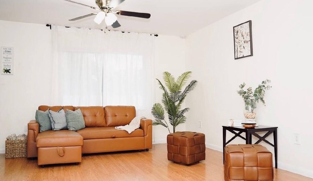 2-bedroom farmhouse in peaceful Tampa with cool AC breeze