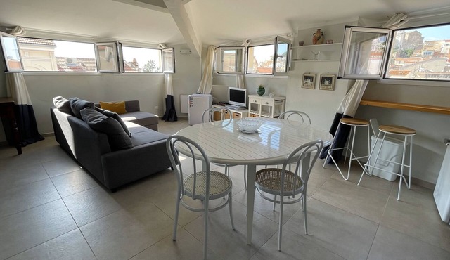 2 Bedroom near Marché Forville, quiet and convenient, 5 minutes walk from Palais