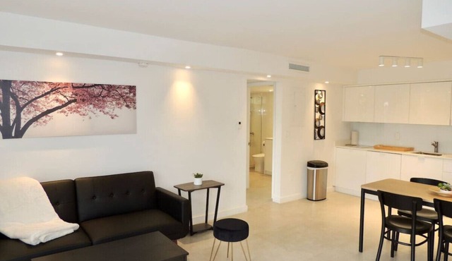 2 beds sleeps 4-1 block from Lincoln Rd w/parking