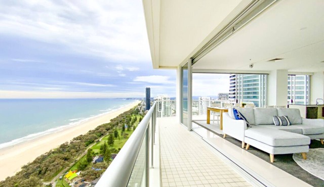 2 Level 3 bedroom luxury apartment with 180 degree views