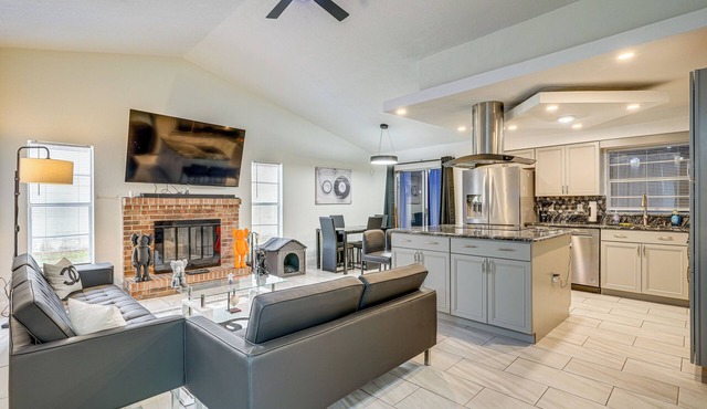 2 Mi to Golfing: Chic & Cozy Retreat in Lakeland!