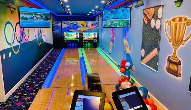 2 Side-by-side homes w Bowling, 1GB wifi, videowall TVs, ensuites, sleep 80