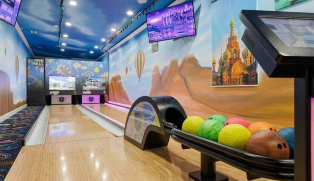 28 Bedrooms SIDE-BY-SIDE Sports & Wonder Bowling Villas, 1 GB WiFi, Sleep 80