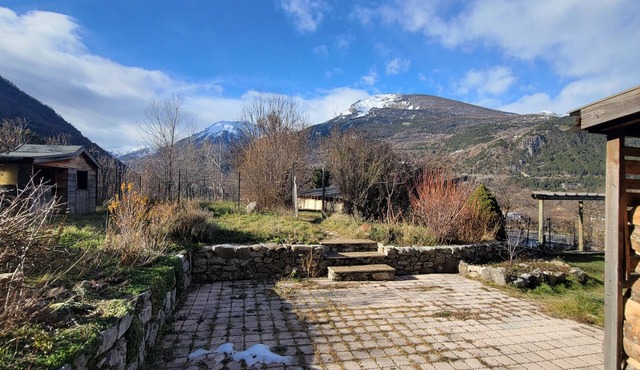 3-bedroom house with a large living/dining room and a sunny garden. Risoul Shuttle